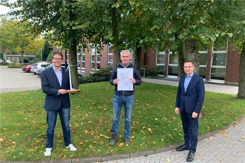 Weg für Windkraftpark in Ascheberg ist frei - Bundesamt gibt Entwarnung Klimaschutzmanager Martin Wolf, Oliver Keßler, Geschäftsführer WI Windinvest GmbH und Bürgermeister Dr. Bert Risthaus (v.l.) freuen sich über die Perspektiven für den Klimaschutz.