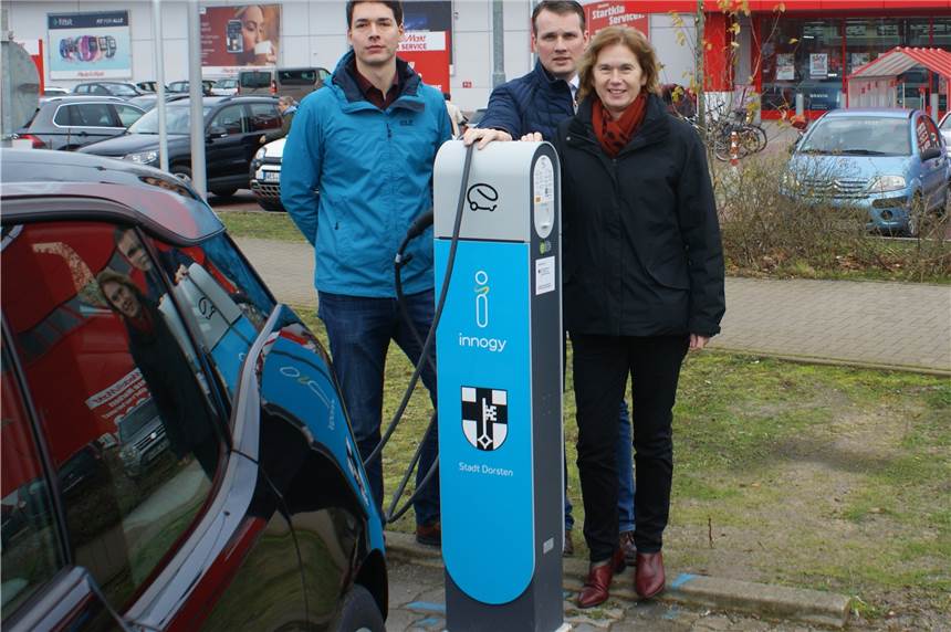 Neue E-Ladesäulen in Dorsten sind einsatzbereit Klimaschutzmanager Sebastian Cornelius, Bürgermeister Tobias Stockhoff und innogy-Regionalleiterin Maria Allnoch vor einer der neuen Ladesäulen auf dem Pendlerparkplatz bei Media Markt