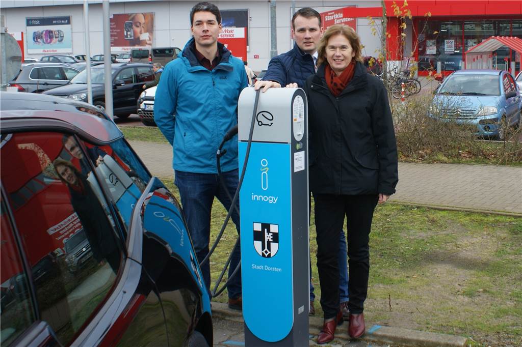 Heinz-Peter Wäscher (61) kritisiert E-Lade-Situation in Dorsten: „Nicht nutzerfreundlich“ Klimaschutzmanager Sebastian Cornelius, Bürgermeister Tobias Stockhoff und innogy-Regionalleiterin Maria Allnoch vor einer der Ladesäulen auf dem Pendlerparkplatz in der Altstadt.