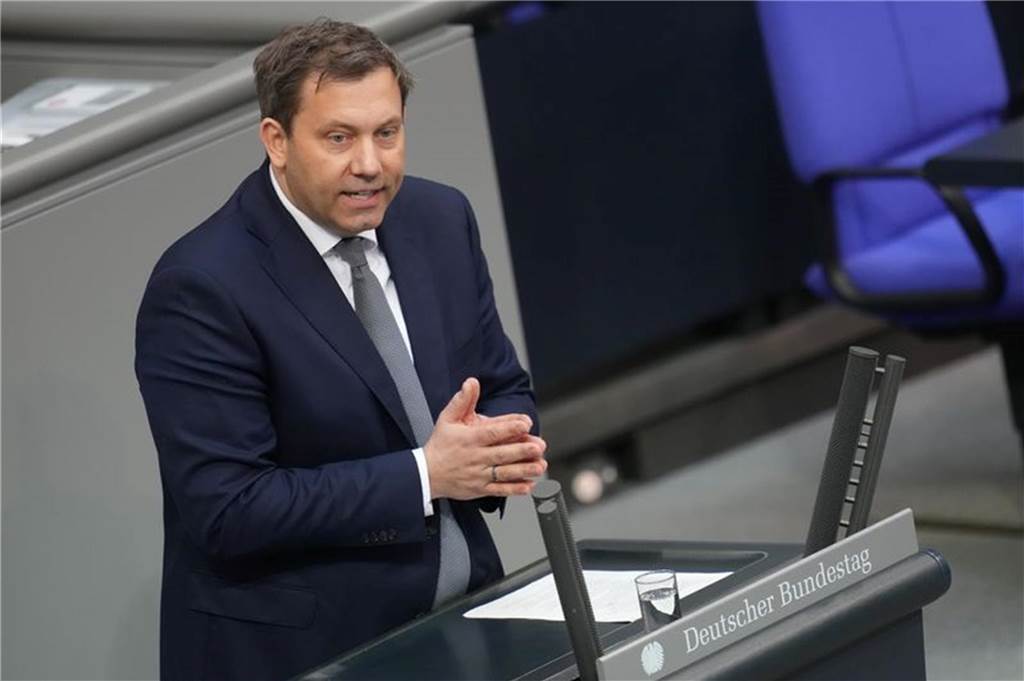 Debatte um Finanzpläne von Union und SPD: AfD beantragt Absage der Sitzung Klingbeil eröffnete die Debatte im Bundestag.