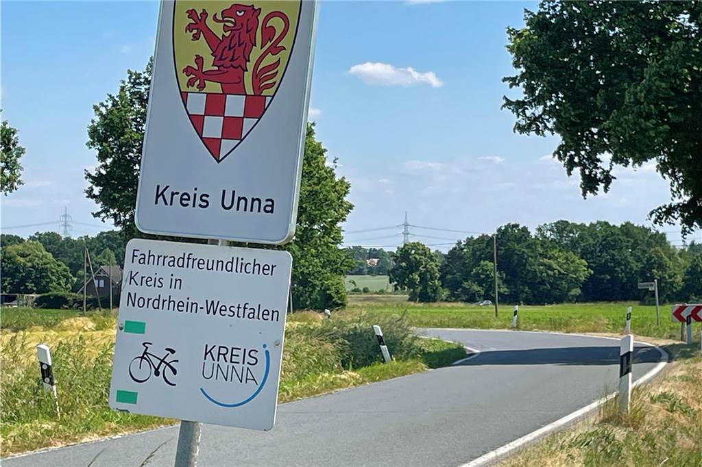 Klingt für Rolf König ein wenig wie Hohn: Kurz hinter dem Schild Fahrrafreundlicher Kreis Unna gelangt man auf einen Radweg, der in miesem Zustand ist.