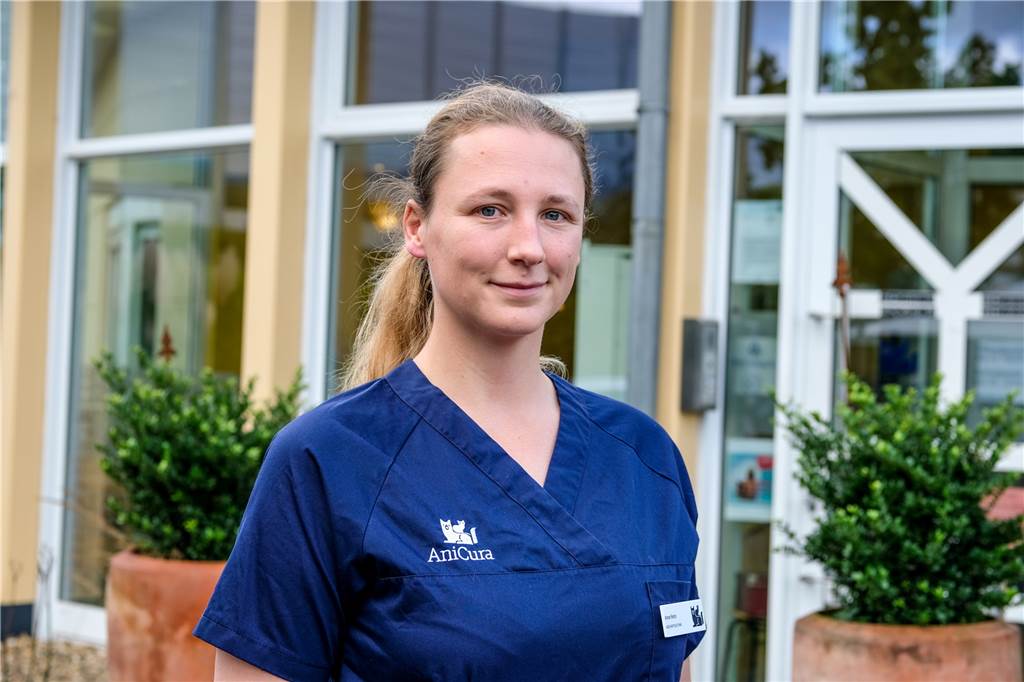 Tierklinik AniCura nimmt Wochenend-Notdienst wieder auf Geschäftsführerin der Tierklinik Recklinghausen Anna Henn steht vor der Klinik am Stadion