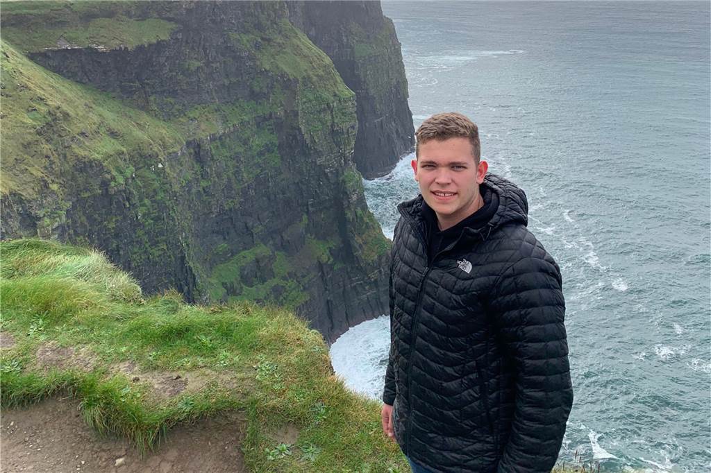 „Die machen 400 Reifen je Woche“: Wie Opel Nolte und eine irische Werkstatt zusammenfinden Klippen von Moher: Neben den neuen Erfahrungen in der Arbeitswelt konnte er auch das Land Irland kennen lernen.