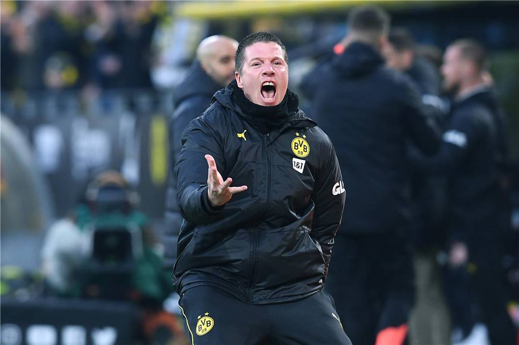Mike Tullbergs Premiere als BVB-Trainer: Doppel-Schock, Klopp-Jubel, Ricken-Ritterschlag Mike Tullberg jubelt.