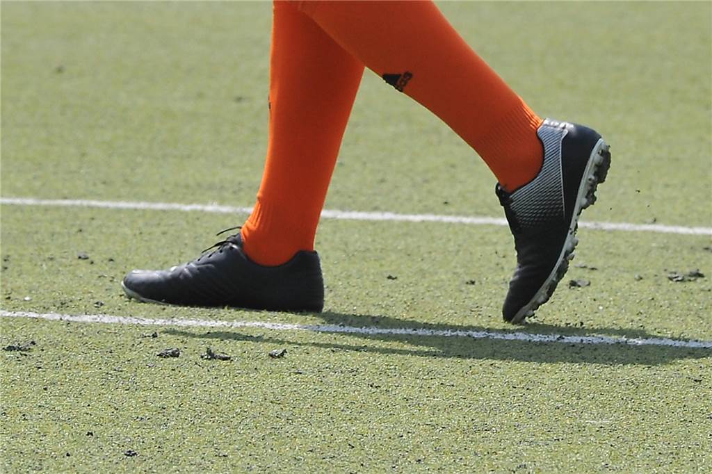 Klümpchen und größere Gummi-Klumpen sind auf dem Kunstrasenplatz an der Uferstraße in Ickern vor allem auf der Clubheim-nahen Sportplatz-Seite mit bloßem Auge zu erkennen. Im kommenden Jahr soll das Granulat ausgetauscht werden.