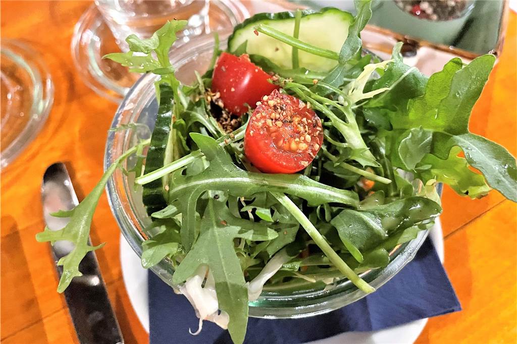Menükarussell im „Kerstins“: Filet vom Island-Lamm gehört zu den Gewinnern Knackfrisch und ein super leckeres Honig-Senf-Dressing: Der Salat zum vegetarischen Hauptgang könnte nicht besser sein.