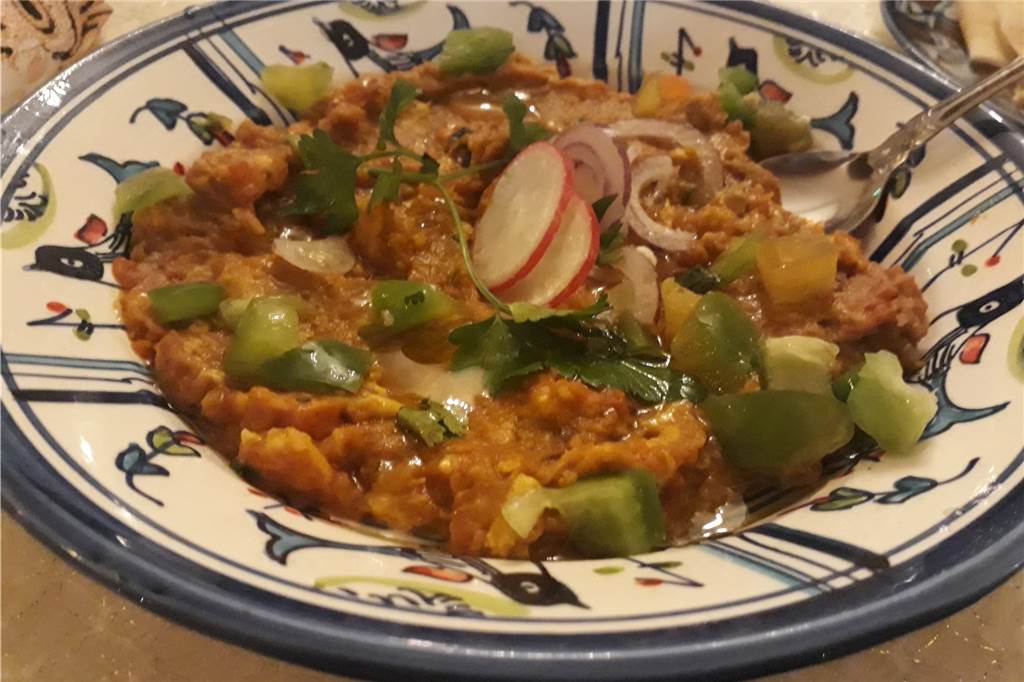 Das Soraya an der Märkischen Straße: Essen wie im Wohnzimmer einer persischen Mama Knackig, aromatisch, frisch: Mirsa Ghasemi, ein Püree aus Auberginen, Tomaten, Ei und Knoblauch.