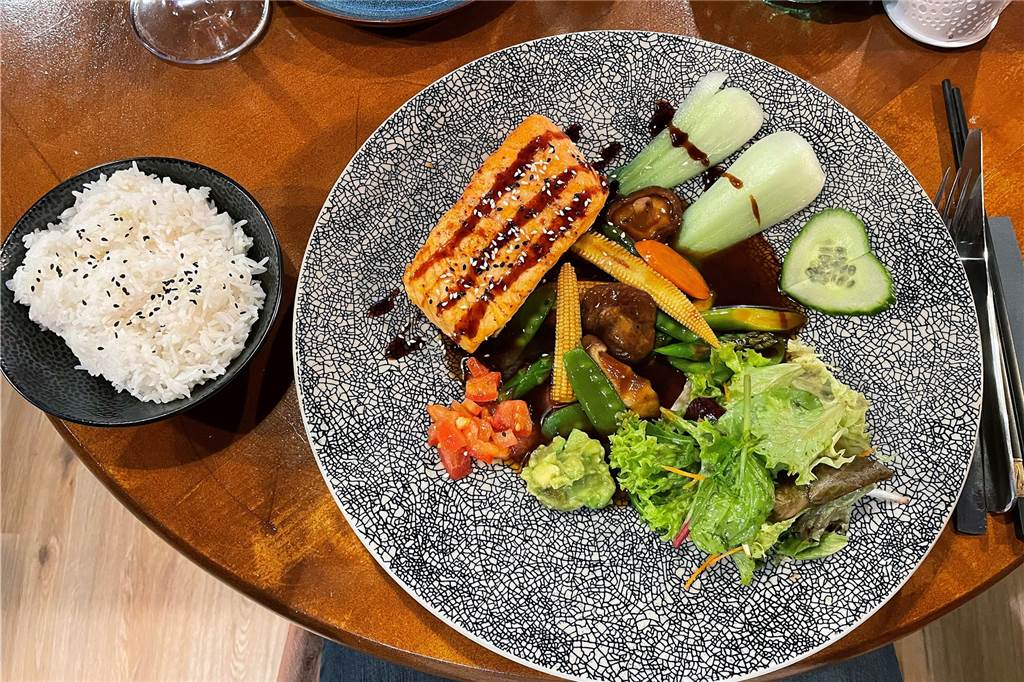 Kulinarische Reise nach Fernost Knackiges Gemüse, ein par Salatblätter, Reis und ein ordentliches Stück Lachs. Alles sehr frisch und hübsch drapiert. Und lecker war es auch noch, was will man mehr.
