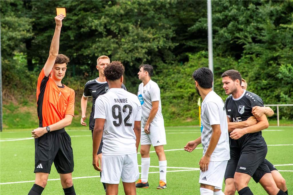 Auch im Derby auf neuer Position erfolgreich: LSV-Kapitän Stefan Schild hat „deutlich mehr Spaß“ Knackpunkt aus ETuS-Sicht: Felix Njumbe sieht Rot, nachdem der SV Lippramsdorf kurz zuvor das 1:0 erzielt hat.