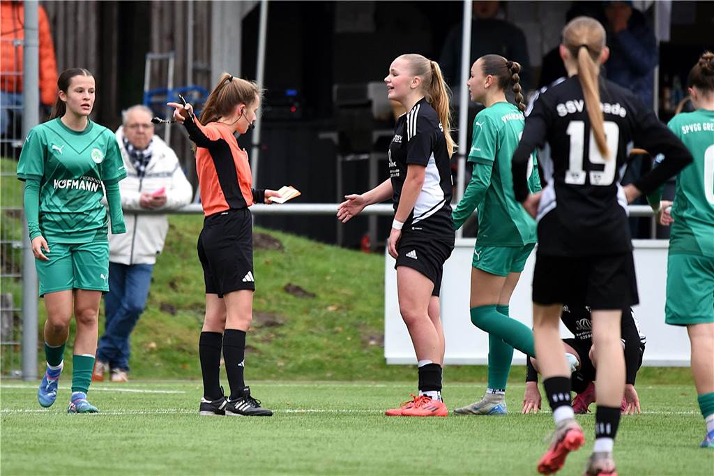 Früher Platzverweis „eine sehr harte Entscheidung“: Mutige Rhaderinnen sind im DFB-Pokal raus Knackpunkt in der ersten Halbzeit: Schiedsrichterin Amelia Lainka schickt Josefa Frankemölle mit Gelb-Rot vom Platz - eine harte Entscheidung.