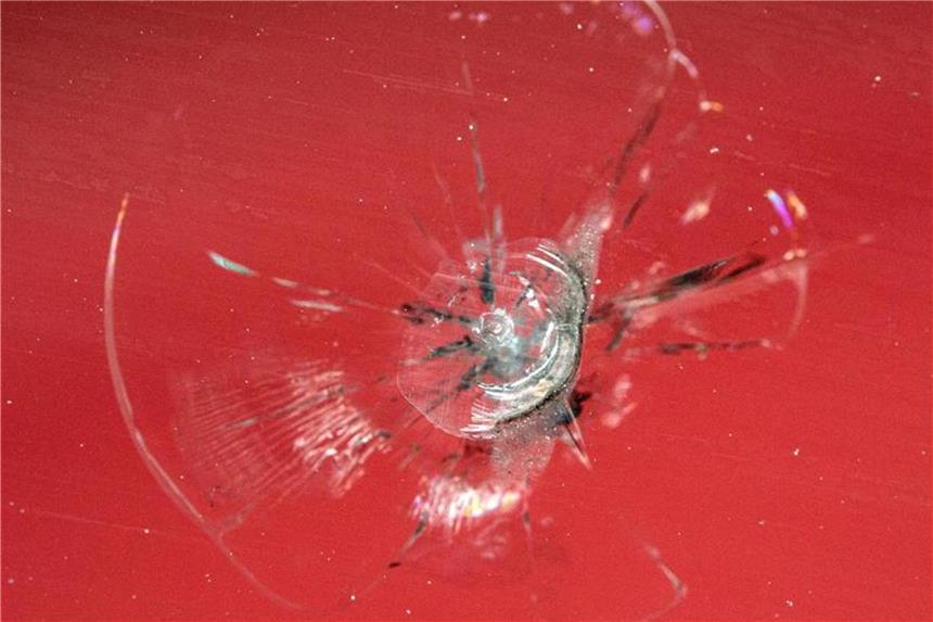 Bei Steinschlägen im Sichtfeld die Scheibe austauschen Knacks - ein Steinschlag im Glas muss nicht immer gleich den Austausch der ganzen Windschutzscheibe erfordern. Unter bestimmten Voraussetzungen lässt sich so etwas noch reparieren. Foto: Andrea Warnecke