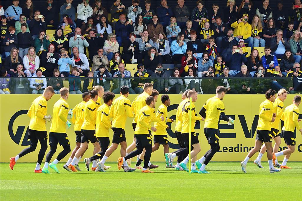 BVB-Verteidiger Niklas Süle glaubt an den Titel: „Von mir aus kann es an den Bierkönig gehen“ Die BVB-Spieler laufen vor der Tribüne im Jugendstadion her.