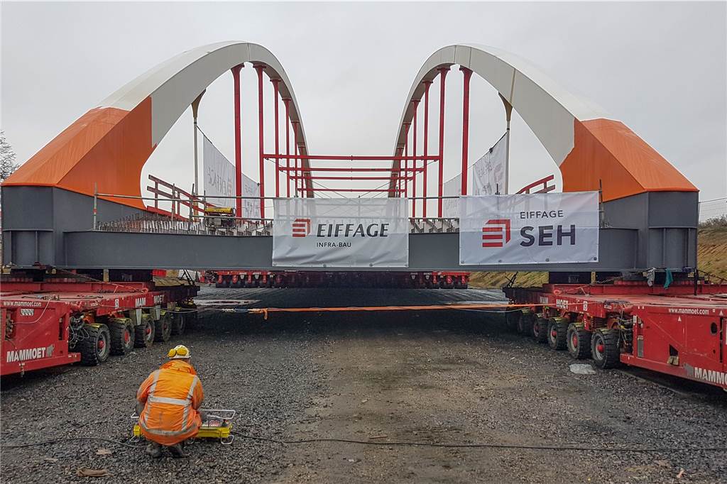 Neue Brücke über Kanal: Ortsumgehung B474n großen Schritt weiter Knapp 130 Meter lang und an ihrer höchsten Stelle fast 22 Meter hoch ist die neue Stabbogenbrücke.