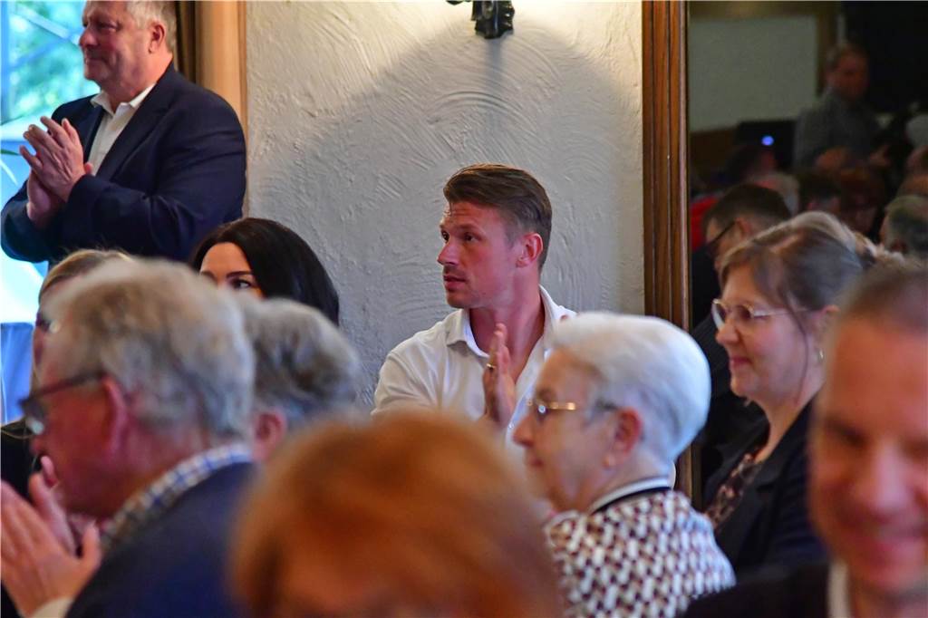 Knapp 150 Gäste kamen am Montagabend zu Simonsmeier, um Thomas Overmanns Abtritt als Fußballvorsitzender des Werner SC zu feiern. Nach 45 Jahren zieht er sich aus dem Ehrenamt zurück.