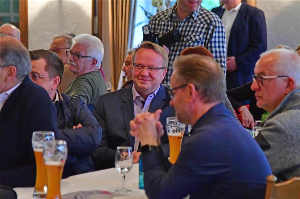 Knapp 150 Gäste kamen am Montagabend zu Simonsmeier, um Thomas Overmanns Abtritt als Fußballvorsitzender des Werner SC zu feiern. Nach 45 Jahren zieht er sich aus dem Ehrenamt zurück.