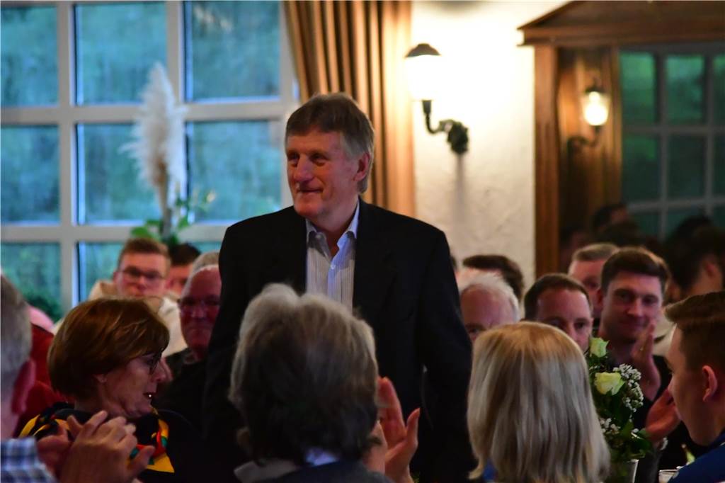 Knapp 150 Gäste kamen am Montagabend zu Simonsmeier, um Thomas Overmanns Abtritt als Fußballvorsitzender des Werner SC zu feiern. Nach 45 Jahren zieht er sich aus dem Ehrenamt zurück.