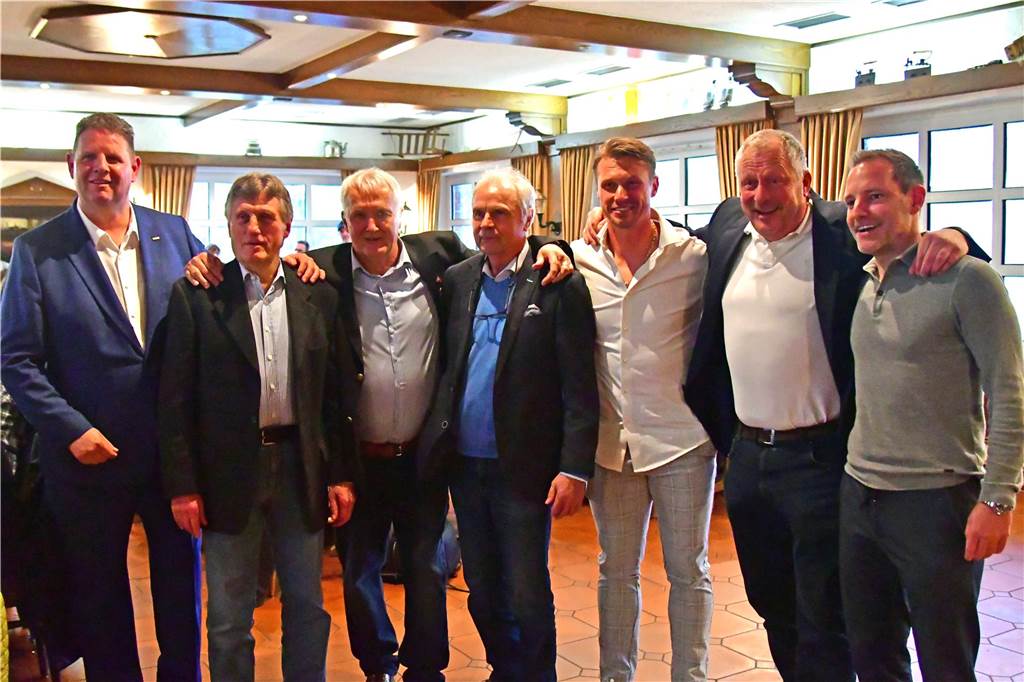 Knapp 150 Gäste kamen am Montagabend zu Simonsmeier, um Thomas Overmanns Abtritt als Fußballvorsitzender des Werner SC zu feiern. Nach 45 Jahren zieht er sich aus dem Ehrenamt zurück.