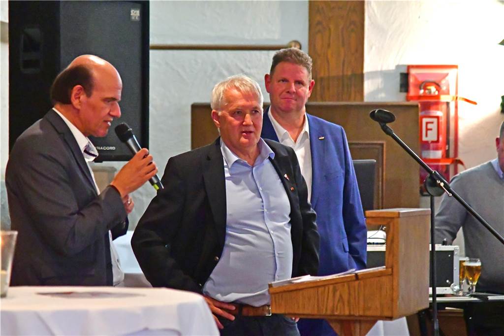 Knapp 150 Gäste kamen am Montagabend zu Simonsmeier, um Thomas Overmanns Abtritt als Fußballvorsitzender des Werner SC zu feiern. Nach 45 Jahren zieht er sich aus dem Ehrenamt zurück.
