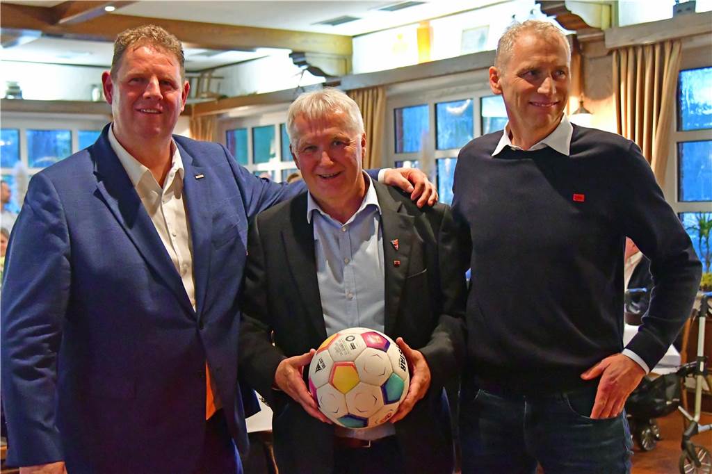 Knapp 150 Gäste kamen am Montagabend zu Simonsmeier, um Thomas Overmanns Abtritt als Fußballvorsitzender des Werner SC zu feiern. Nach 45 Jahren zieht er sich aus dem Ehrenamt zurück.