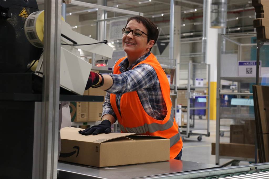 Von der Bestellung bis zur Auslieferung - So ist der Weg des Pakets bei Amazon Knapp 20 Sekunden dauert das Packen eines Pakets.