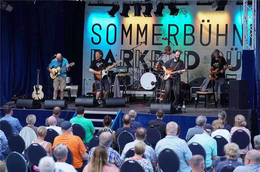 Viele Fotos: Zuschauer feiern im Parkbad Süd Herbert Knebel und den Sommer Knapp 200 Zuschauer kamen zum Auftakt der Sommerbühne ins Parkbad Süd.