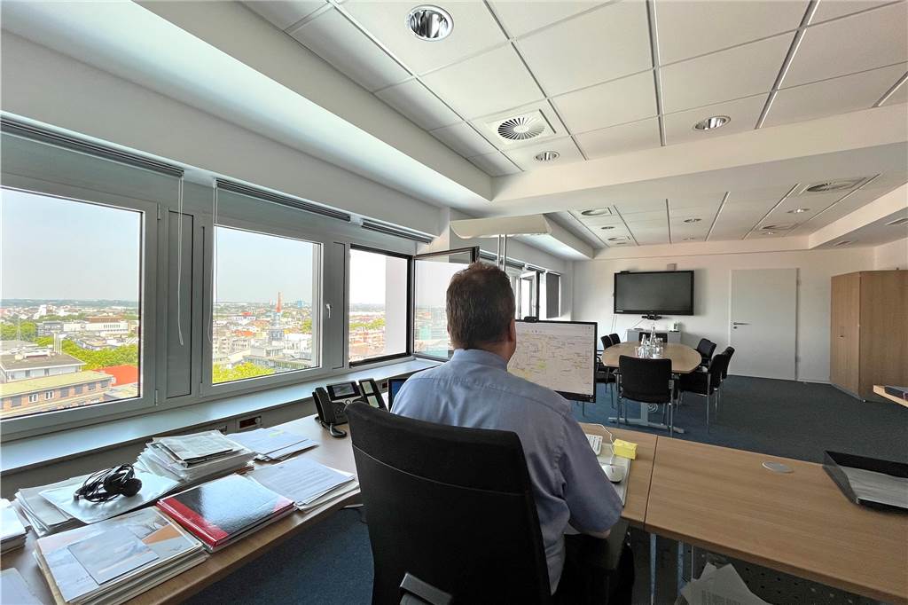 Knapp 50 Quadratmeter fasst Norbert Dahmens Büro, das ihm gleichzeitig auch als Besprechungsraum dient.