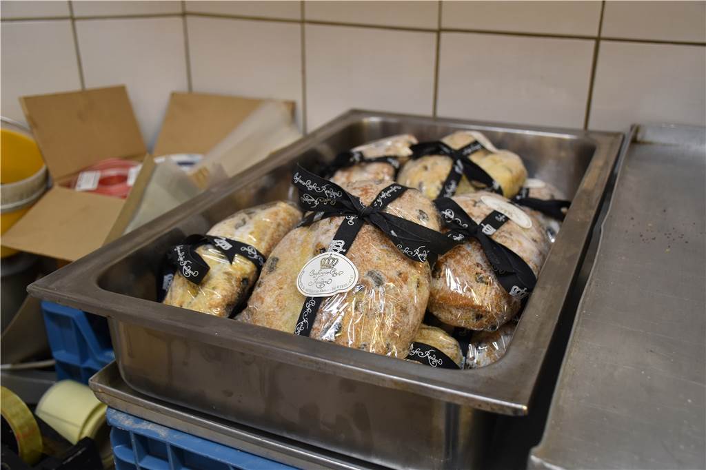 Frühmorgens in der Konditorei: Backen, wenn andere noch schlafen Knapp 500 Stollen verkauft Inhaber Hans-Joachim Schmale-Baar in der Vorweihnachtszeit normalerweise.