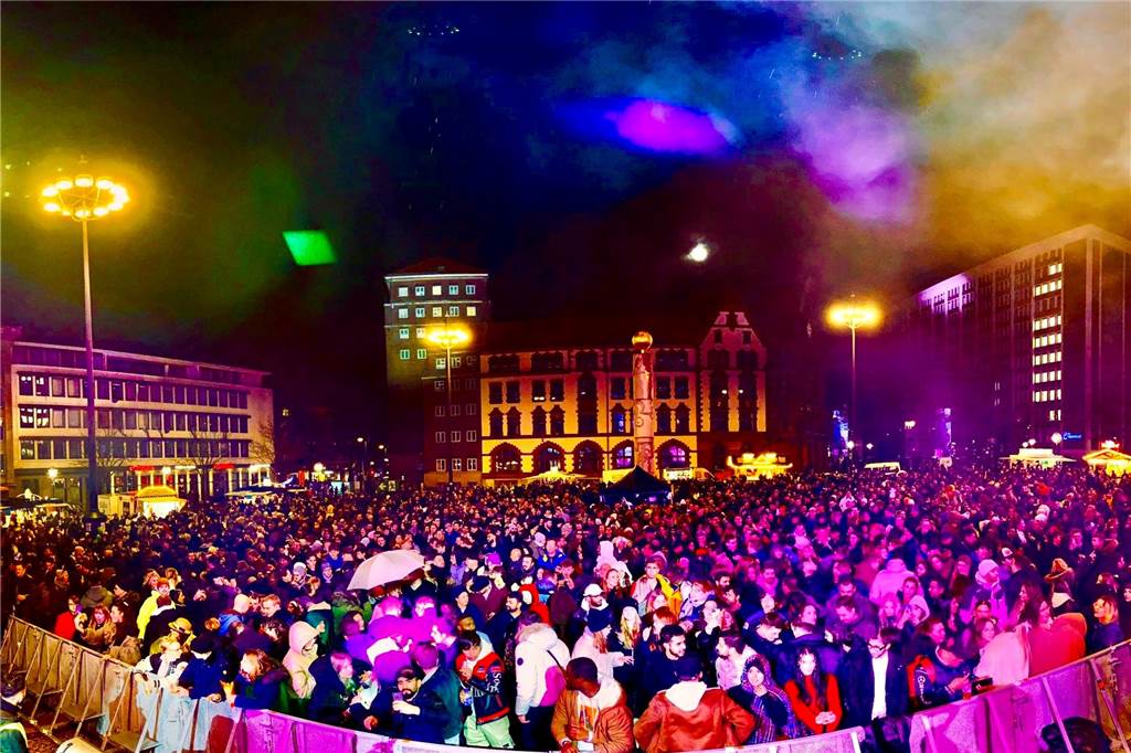 Mit Musik und Lasershow ins neue Jahr bei Dortmunds größten Silvesterparty Knapp 5000 Menschen feierten im vergangenen Jahr den Jahreswechsel auf dem Friedensplatz.