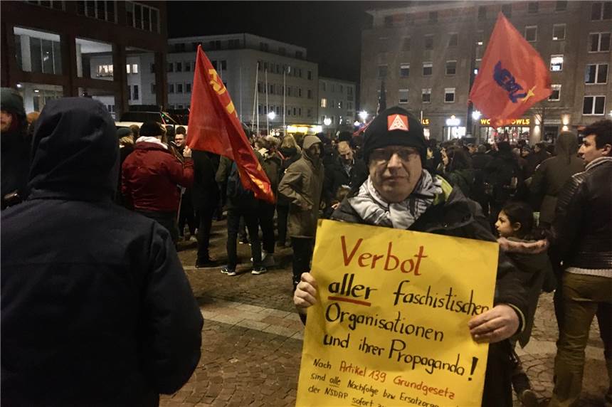Dortmund gedenkt mit Demo gegen Rassismus der Opfer von Hanau Knapp 600 Menschen kamen am Donnerstagabend zu einer Solidaritätskundgebung für die Opfer von Hanau auf dem Friedensplatz zusammen.