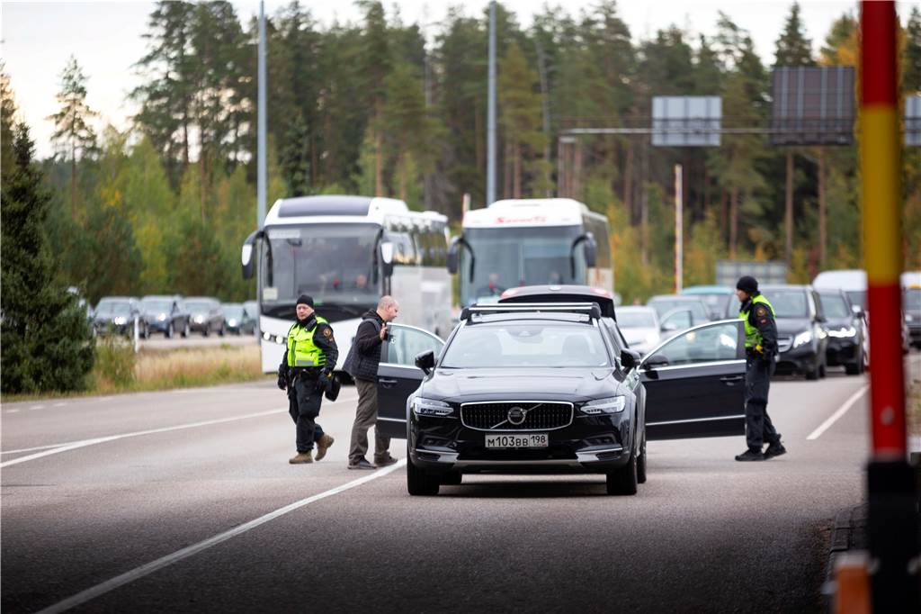 Autos und Busse stehen an der russisch-finnischen Grenze Schlange