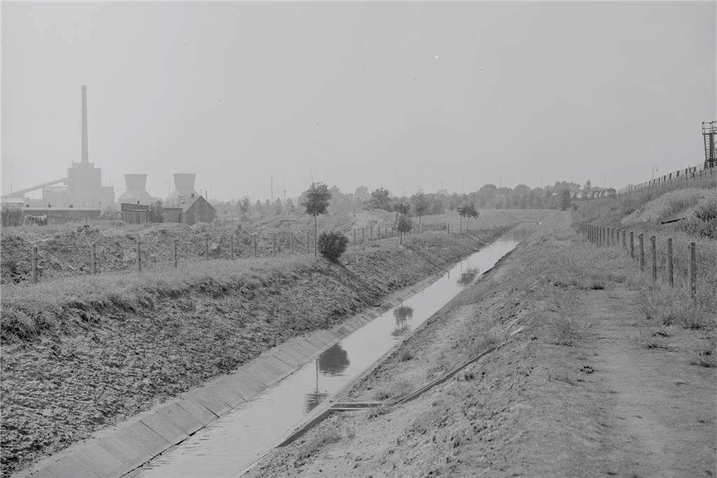 Deininghauser Bach, im Hintergrund das Klöckner-Kraftwerk 