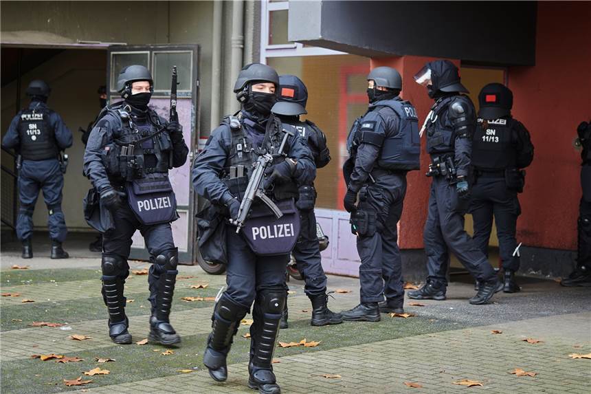 Juwelendiebstahl aus dem Grünen Gewölbe: Fahndung nach zwei Verdächtigen läuft weiter Knapp ein Jahr nach dem Kunstdiebstahl im Dresdner Grünen Gewölbe hat die Polizei am Dienstag in Berlin drei Tatverdächtige festgenommen