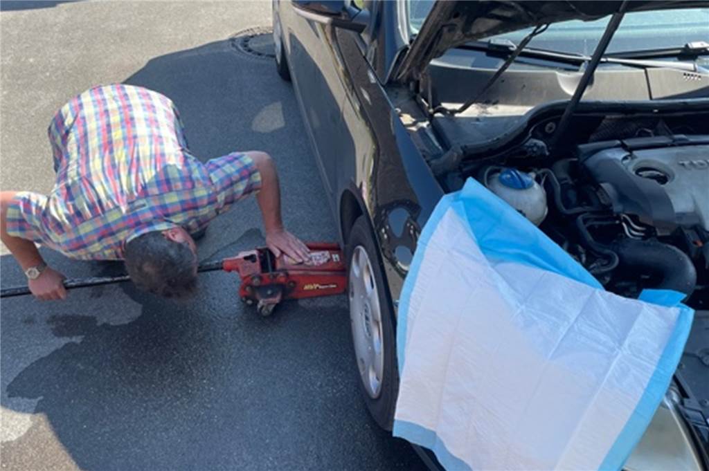 Video: Jungkatze gerettet: „Man hörte nur das Miauen aus der Motorhaube“ Knapp vier Stunden hat die Bergung der kleinen Katze gedauert. Aus lauter Panik ist sie nach dem ersten Rettungsversuch direkt unter ein weiteres Auto geklettert.
