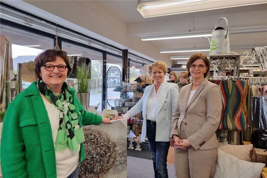 Hasensonntag: Frühlingswetter sorgt für volle Straß0en und Geschäfte Knappstein-Inhaberin Lucia Hinricher (r.) und Team freute sich ebenfalls über einen erfolgreichen Hasensonntag mit vielen Kunden im Geschäft.