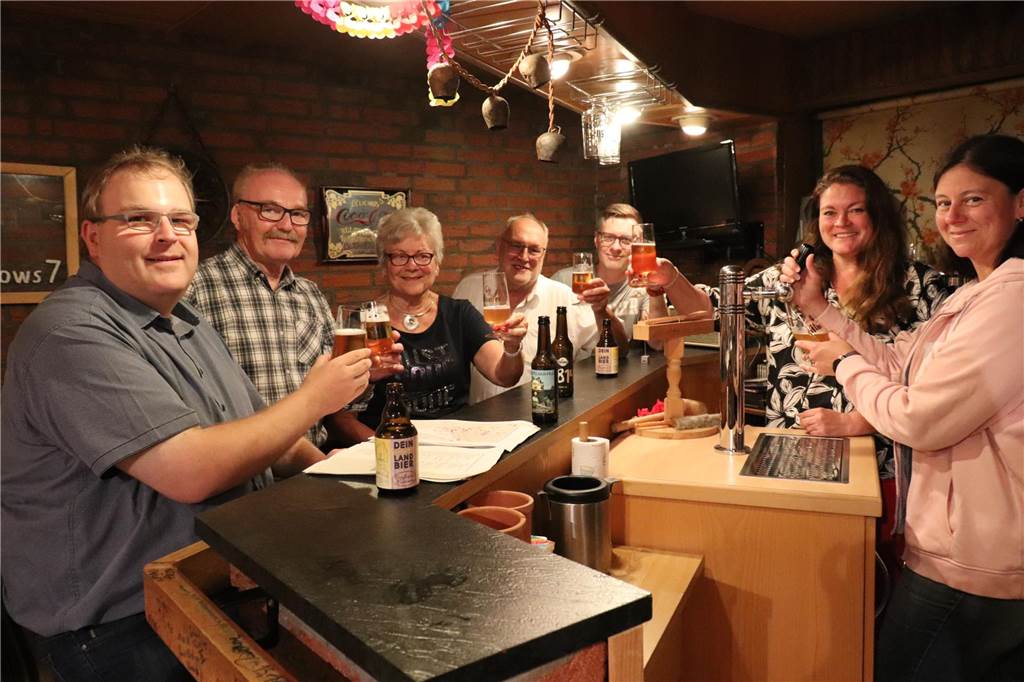 Von Trinkerlisten und der Eindämmung von Kneipenkonzessionen Kneipengemütlichkeit in der Kellerbar (v.l.): Johannes Leushacke, Jürgen Pflips, Brigitte Hischer, Karl-Heinz Dulle, David Wiegers, Katrin Wiegers und Frauke Hischer.