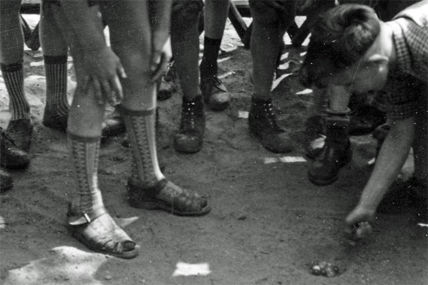 Knickern: Die Kugeln müssen in die Kuhle Knickern erfordert viel Fingerspitzengefühl und ein bisschen Risikobereitschaft.