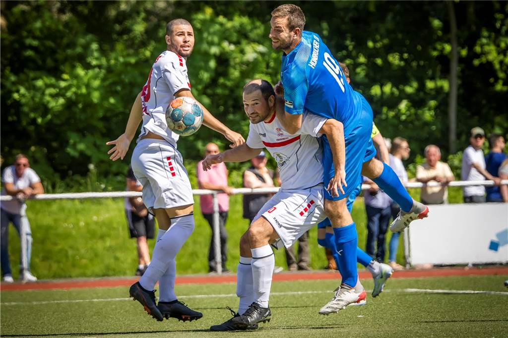 Aufstieg ist ganz nah: Türkspor Dortmund schießt den Hombrucher SV im Spitzenspiel ab Knipser Markus Bednarek (l.) und der HSV verloren das Duell in Halbzeit zwei.