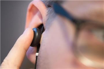 Knopf im Ohr für Musik und mehr. Googles Pixel Buds sind Headset, Kopfhörer und Abkürzung zum Googles Assitant in einem. Foto: Franziska Gabbert/dpa-tmn