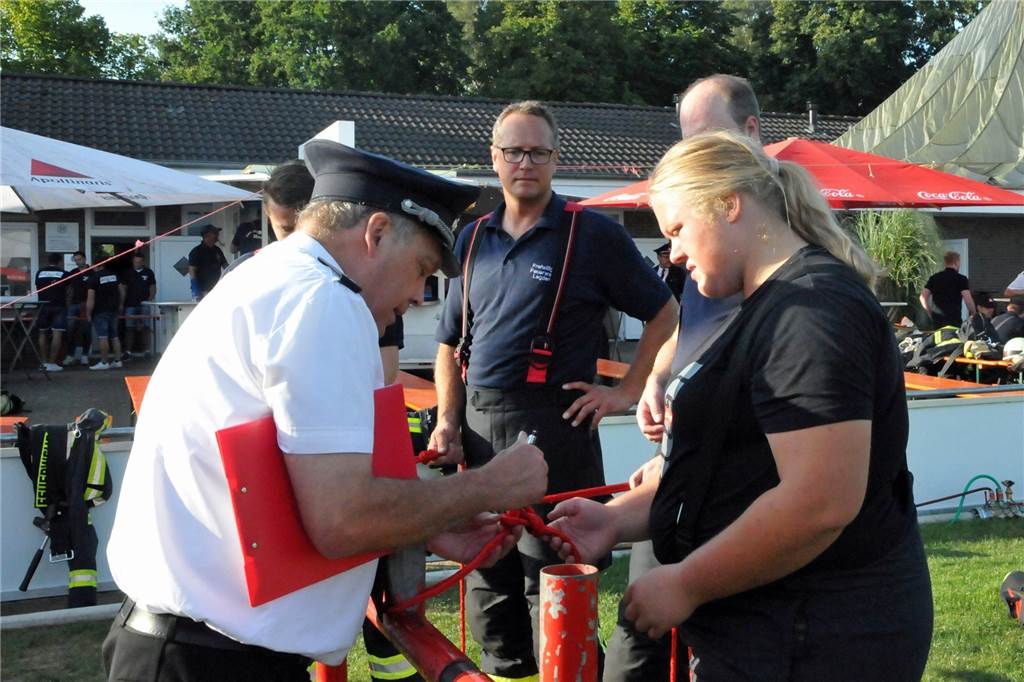 Viele Fotos: Feuerwehren messen sich – und pflegen die Kameradschaft Knoten und Stiche