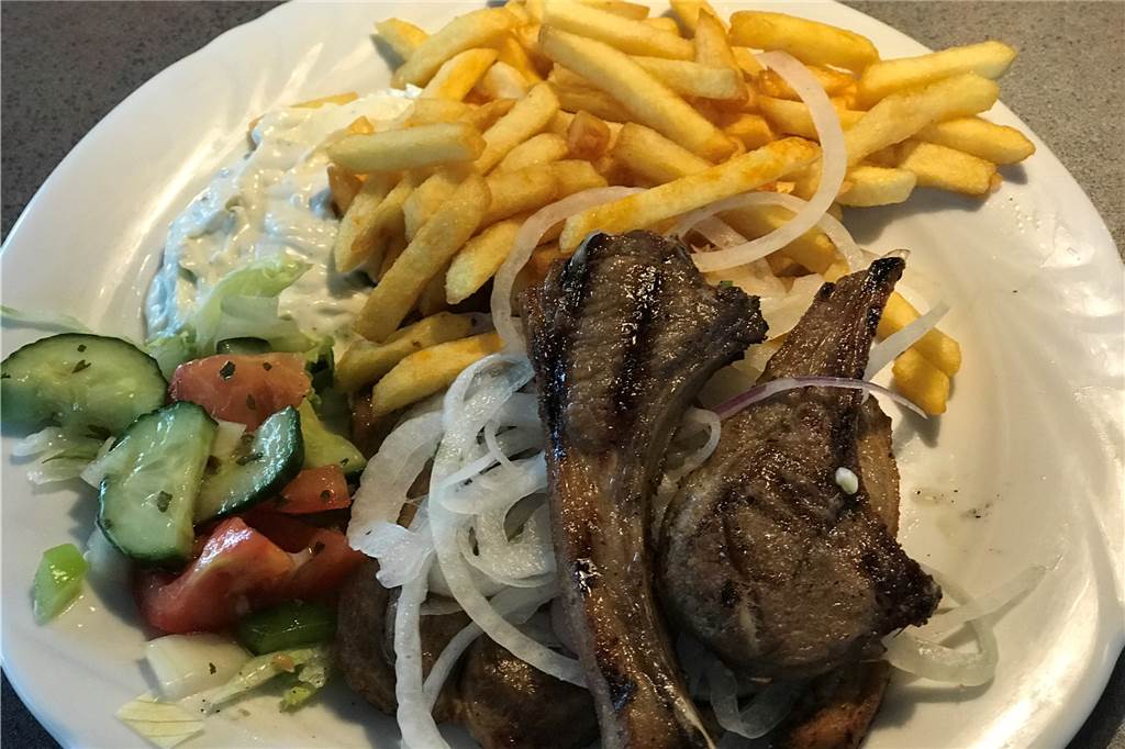 Hellas in Bork: Günstig, reichlich, gemütlich - aber Leber lieber lassen Knusprig und zart gleichzeitig: So müssen Lammkoteletts schmecken.