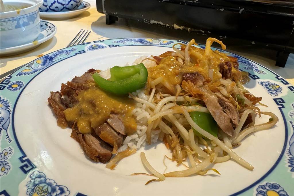 4,7 Sterne bei über 1000 Bewertungen: Das China-Restaurant Jade im Check Knusprige Ente mit einer Curry-Erdnuss-Sauce gibt es im Restaurant Jade im Mittagsmenü.