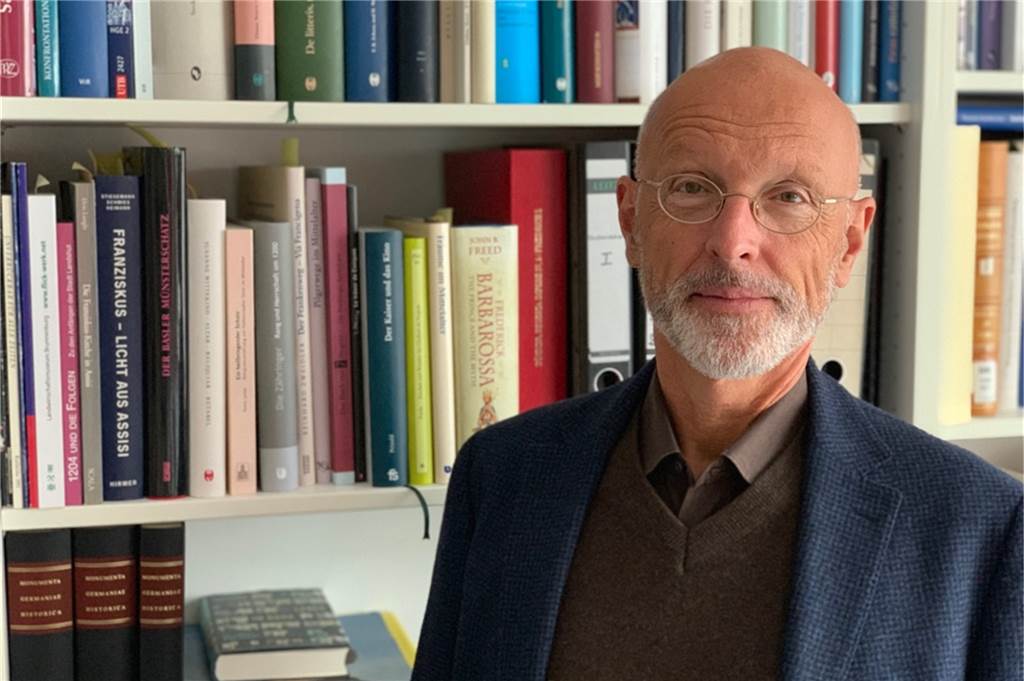 Knut Görich lehrt als Professor für Mittelalterliche Geschichte an der Ludwig-Maximilians-Universität München.