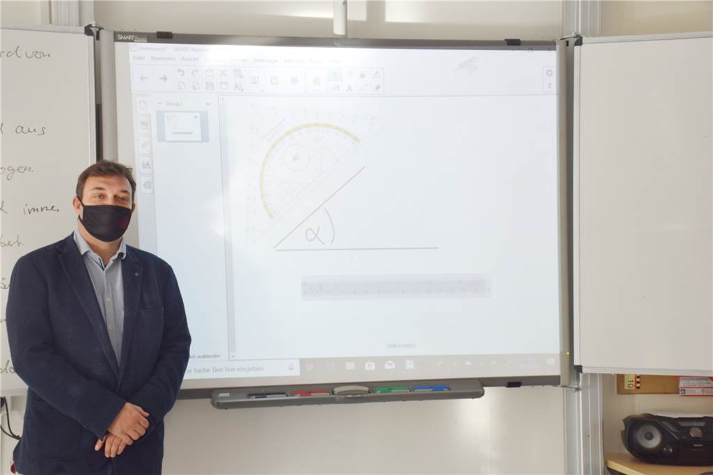 Paulus-van-Husen-Schule geht weitere Schritte in die digitale Zukunft Knut Kasche steht vor einer digitalen Tafel. Diese kommen an der Paulus-van-Husen-Schule seit drei Jahren zum Einsatz.