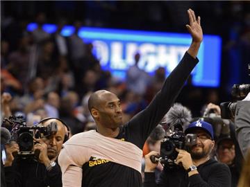 Kobe Bryant, Star der Los Angeles Lakers, kann nur noch unter Schmerzen spielen. Foto: Larry W. Smith
