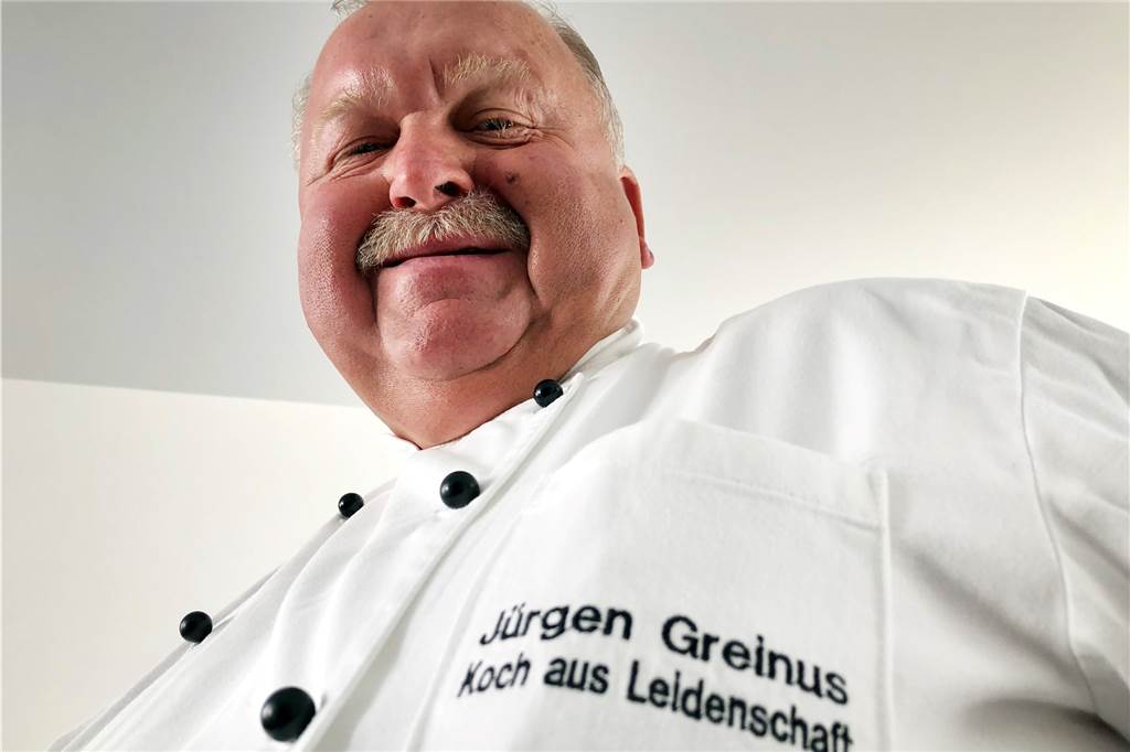 Koch Jürgen Greinus verrät sein Rezept für köstliche Frikadellen "Koch aus Leidenschaft" steht auf der Kochjacke von Jürgen Greinus.