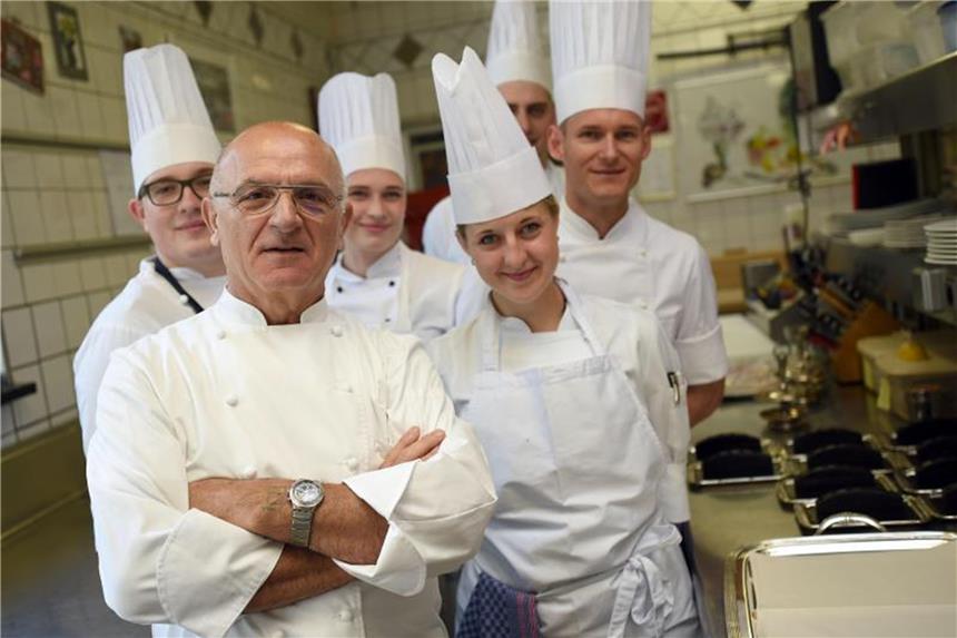 Star-Koch Bourgueil tritt mit „Schiffchen“ kürzer Koch Bourgueil steht zum 40-jährigen Bestehen seines Restaurants "Im Schiffchen" mit Köchen in seiner Küche. Foto: Henning Kaiser/Archiv