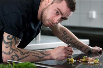 Koch David Kikillus bei der Arbeit. Das Bild stammt aus dem August 2013.