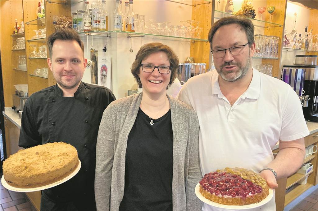 Gastronomie in Waltrop: Warum aus dem Café Kortmann ein Restaurant wurde Koch Michael Schmitt, Juniorchefin Madeleine Kortmann und Seniorchef Markus Kortmann präsentieren den frischen Obstkuchen.