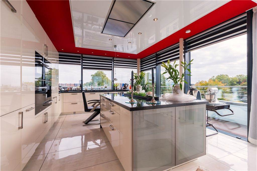 Dortmunds wohl teuerste Eigentumswohnung bietet reichlich Luxus Kochen mit Aussicht: inklusive dieser Einbauküche wird das Penthouse in Dortmund, das auch über eine 90 Quadratmeter große Dachterrasse verfügt, verkauft.