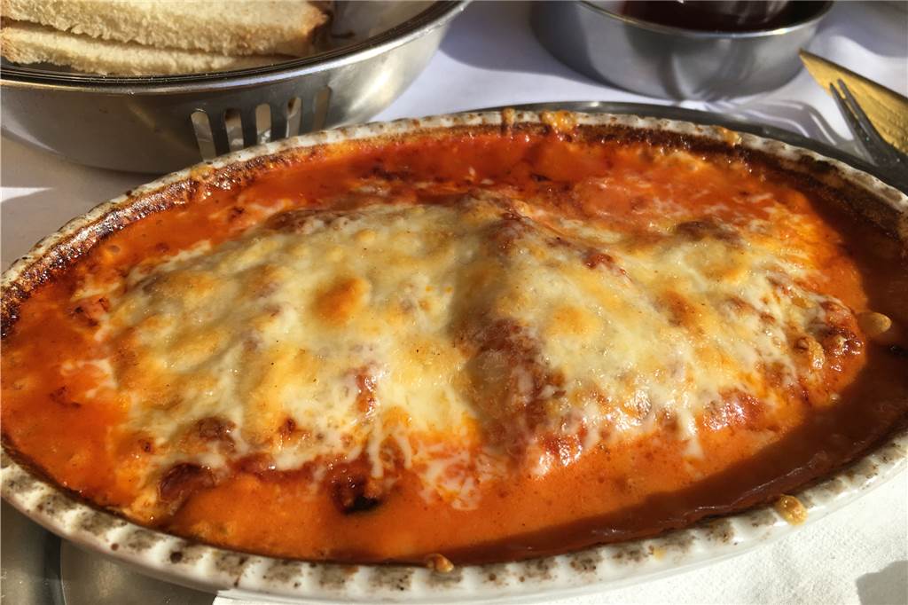 Wir testen Schwerter Restaurants: Das „Miramare“ lockt mit kleinen Portionen am Mittag Kochend heiß und sehr lecker: die Lasagne im Miramare.